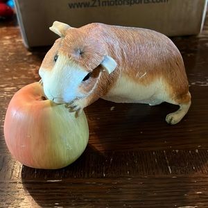 Guinea pig with apple